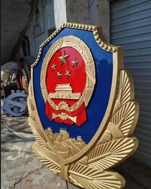 如何选择适合的大型警徽材料
