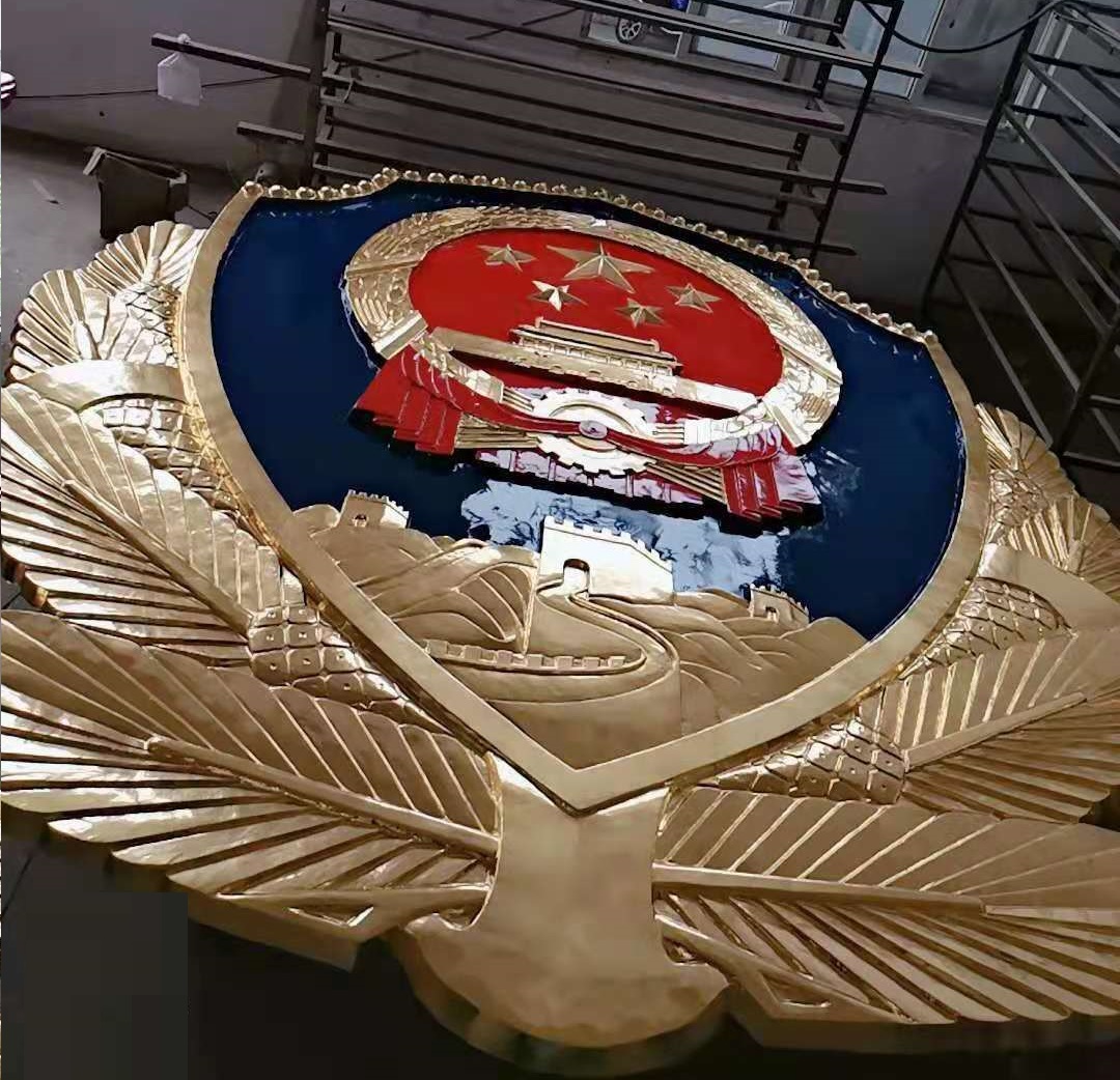 选择金属材质制作大型警徽的优缺点