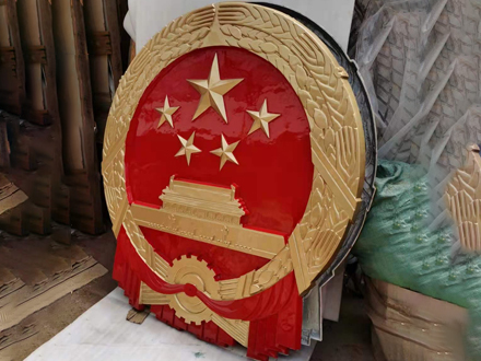 如何选择大型国徽的材料